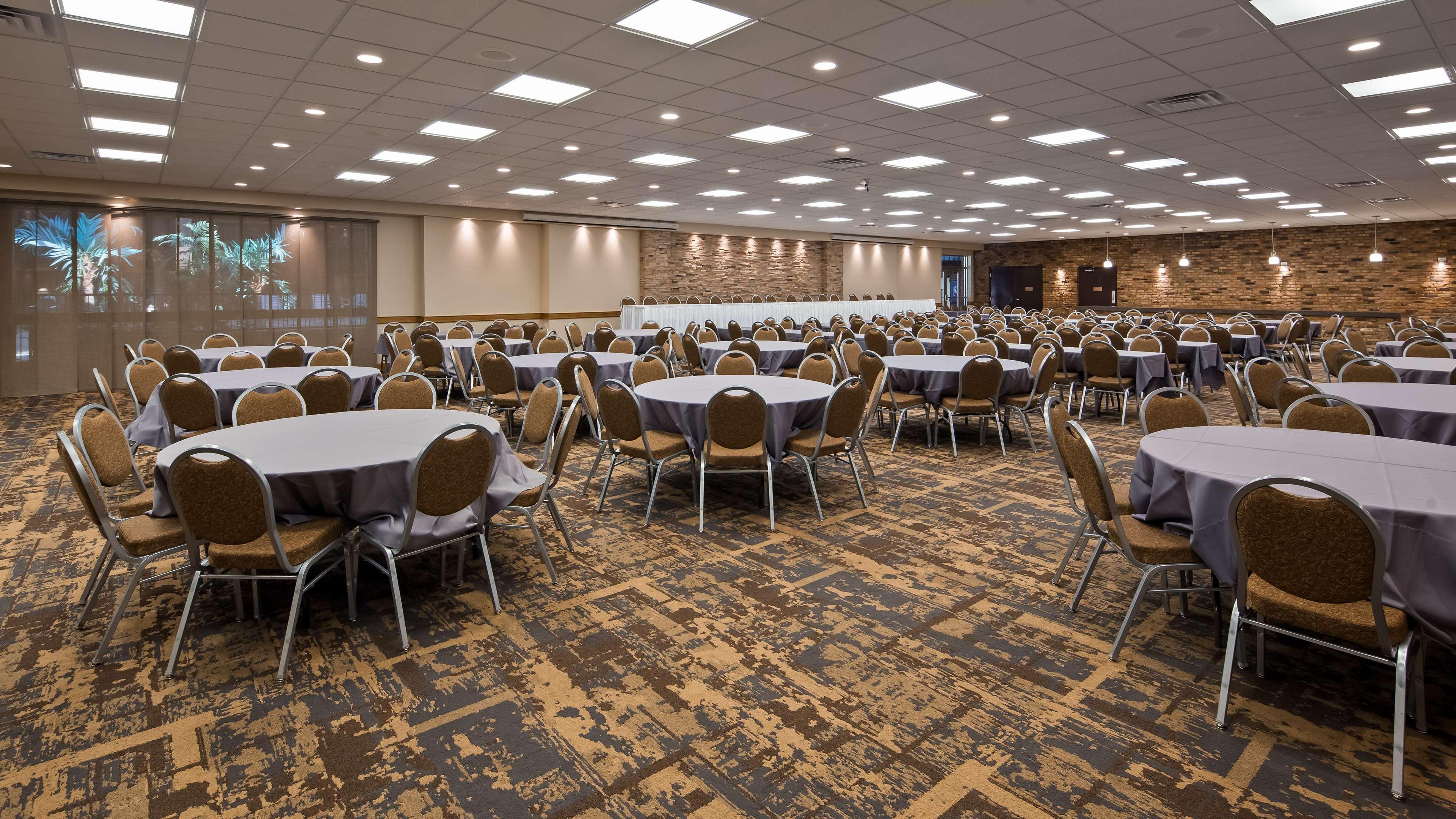 Crossroads Hotel & Event Center Форт-Додж Экстерьер фото