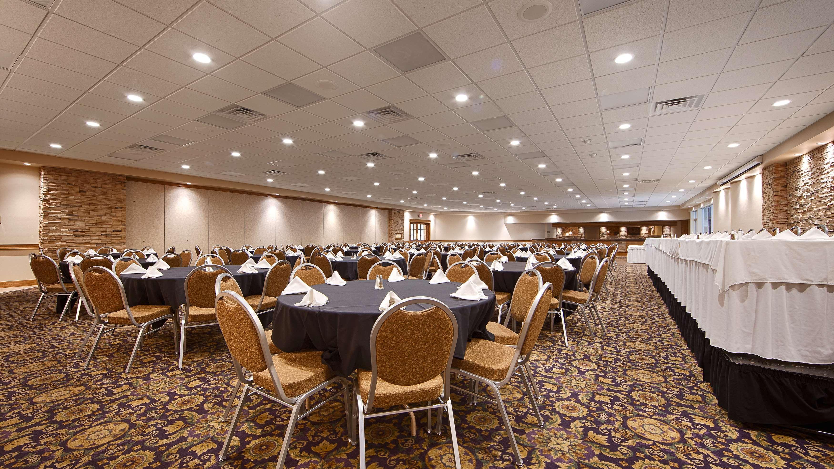 Crossroads Hotel & Event Center Форт-Додж Экстерьер фото