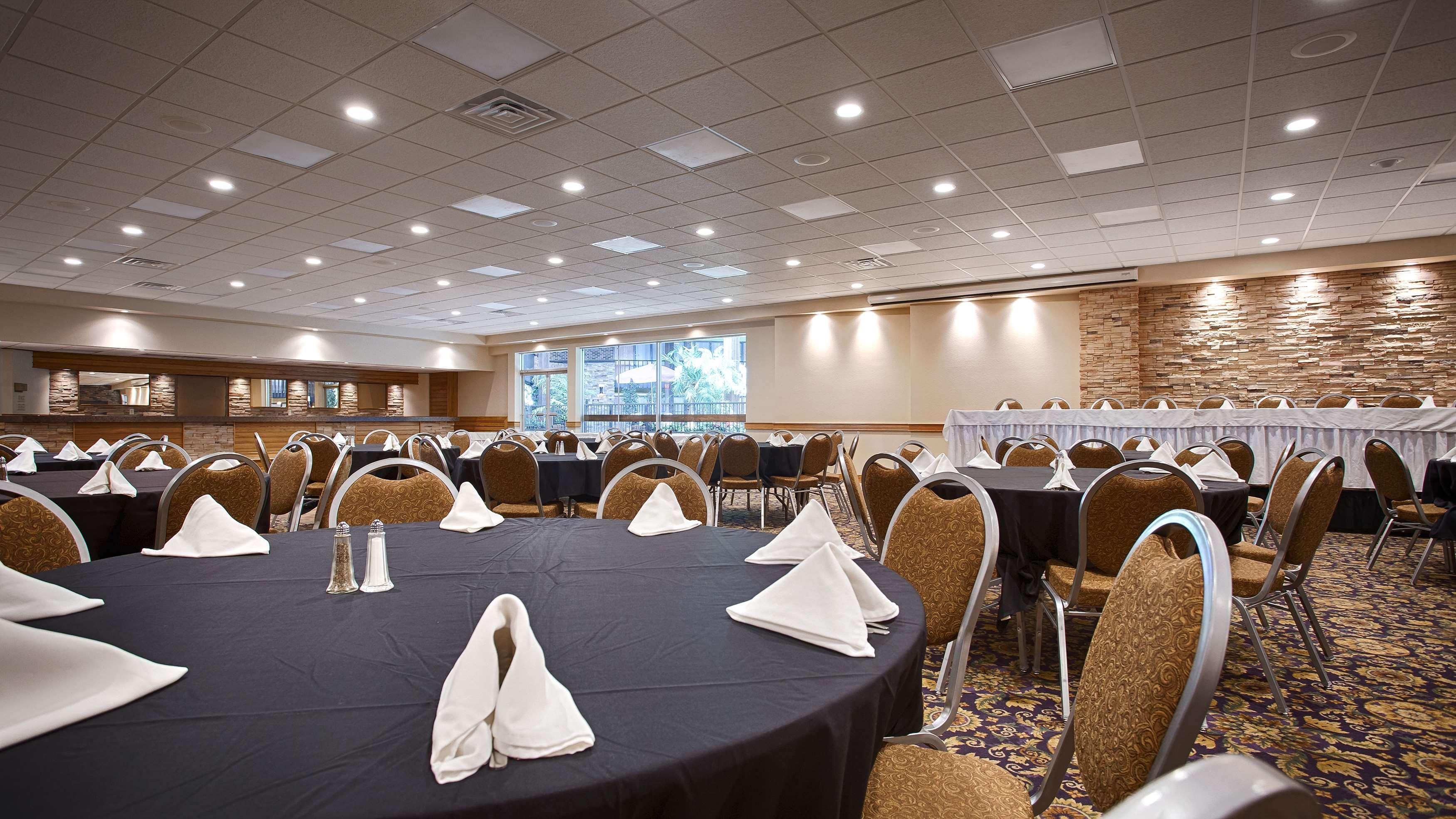 Crossroads Hotel & Event Center Форт-Додж Экстерьер фото